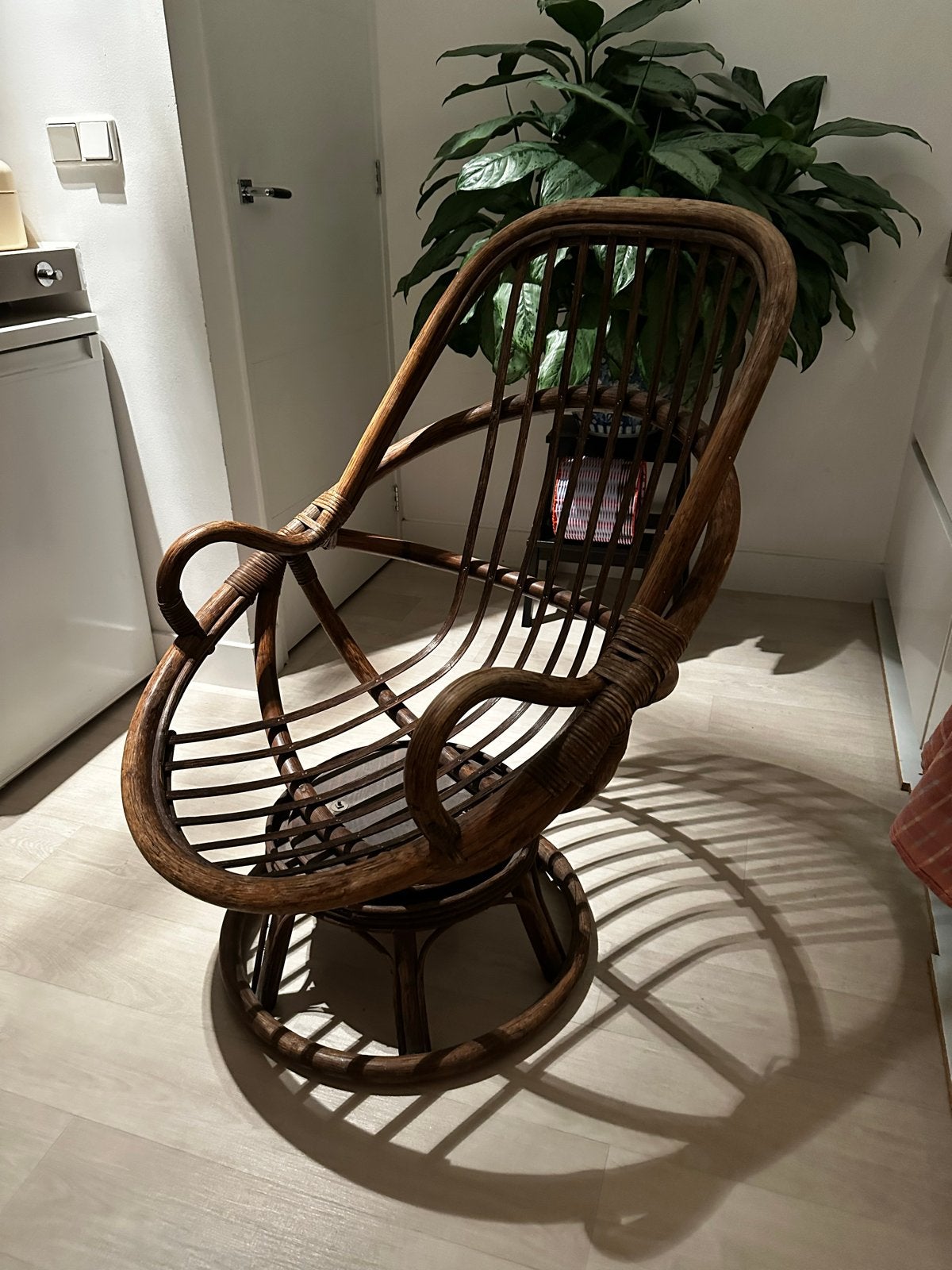 Vintage Rotan Fauteuil - Draaibaar, Ophalen, Bruin, Riet of Rotan, Zo goed als nieuw