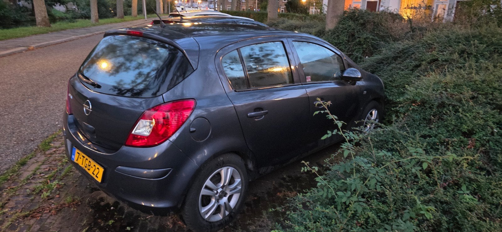 Foto 3 van Opel Corsa 1.4 16V 5D 2010 Zwart