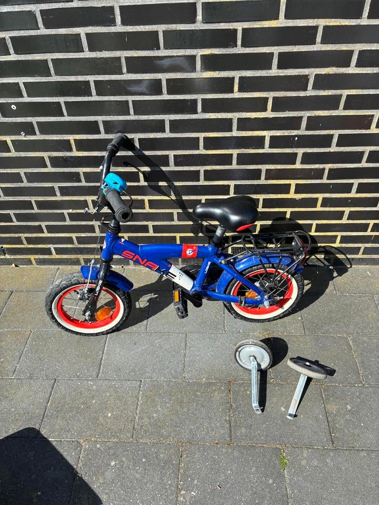 Loekie Snake Kinderfiets 12 inch met zijwieltjes, Ophalen, Terugtraprem, Zijwieltjes, Gebruikt