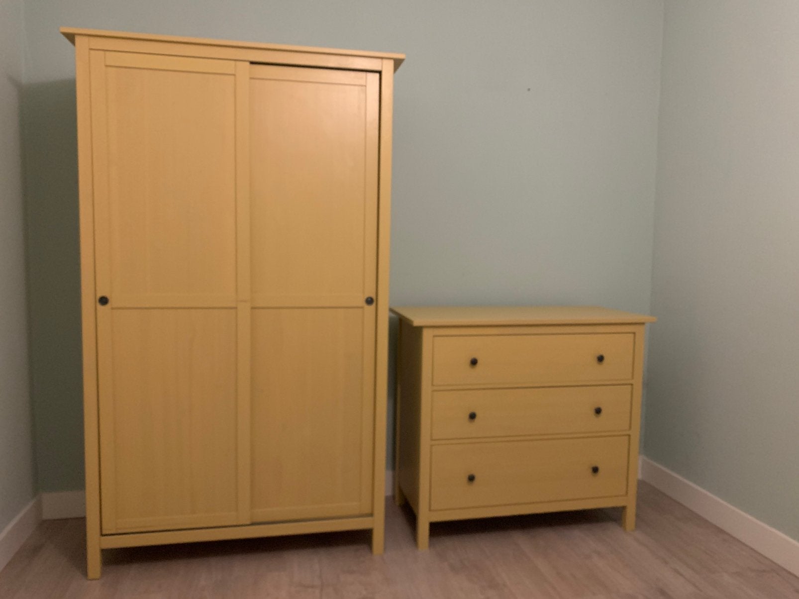 GELE IKEA HEMNES set: Kledingkast  + 3-Ladekast, Zo goed als nieuw, Minder dan 100 cm, Grenenhout, 25 tot 50 cm