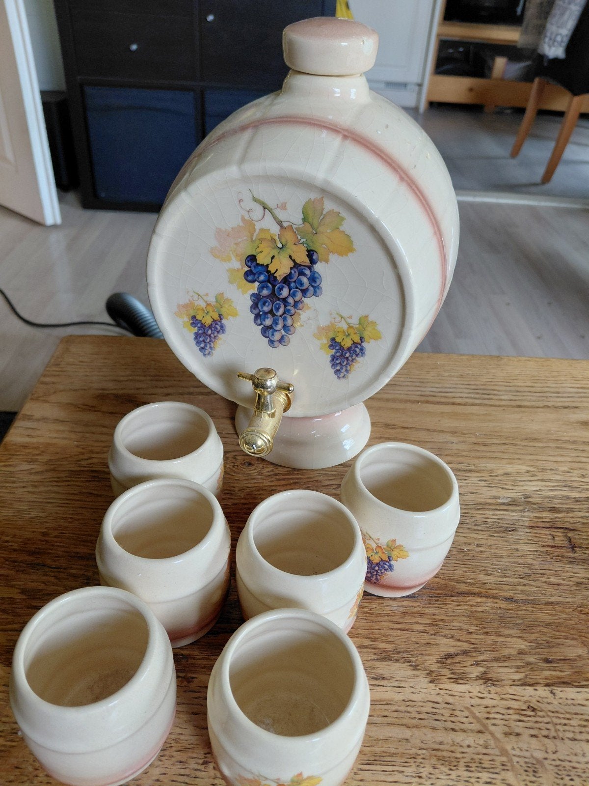 Vintage porseleinen wijnvat met tap en 6 bekers, Ophalen