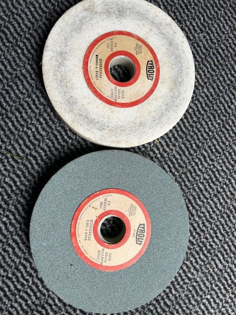 Een dubbele slijpsteen op voet, Doe-het-zelf en Verbouw, Ophalen, Gebruikt, Minder dan 700 watt, Werkbankslijpmachine