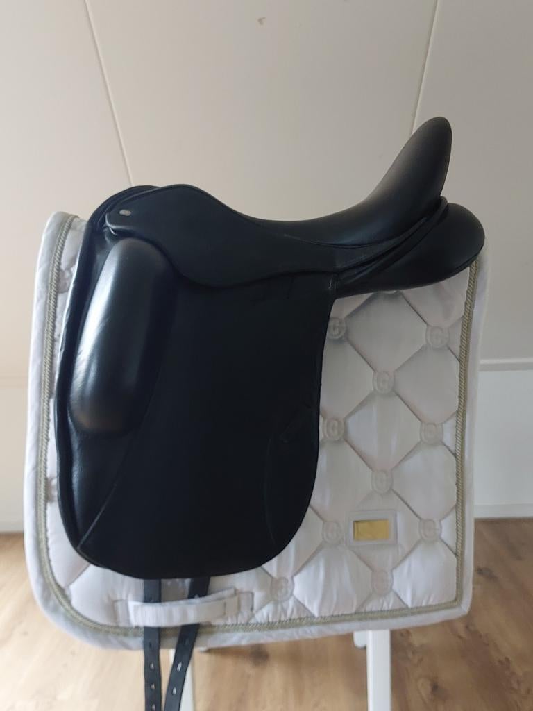Z.g.a.n. Custom Icon Coda dressuurzadel 17.5 inch, Ophalen of Verzenden, Zo goed als nieuw, Dressuur