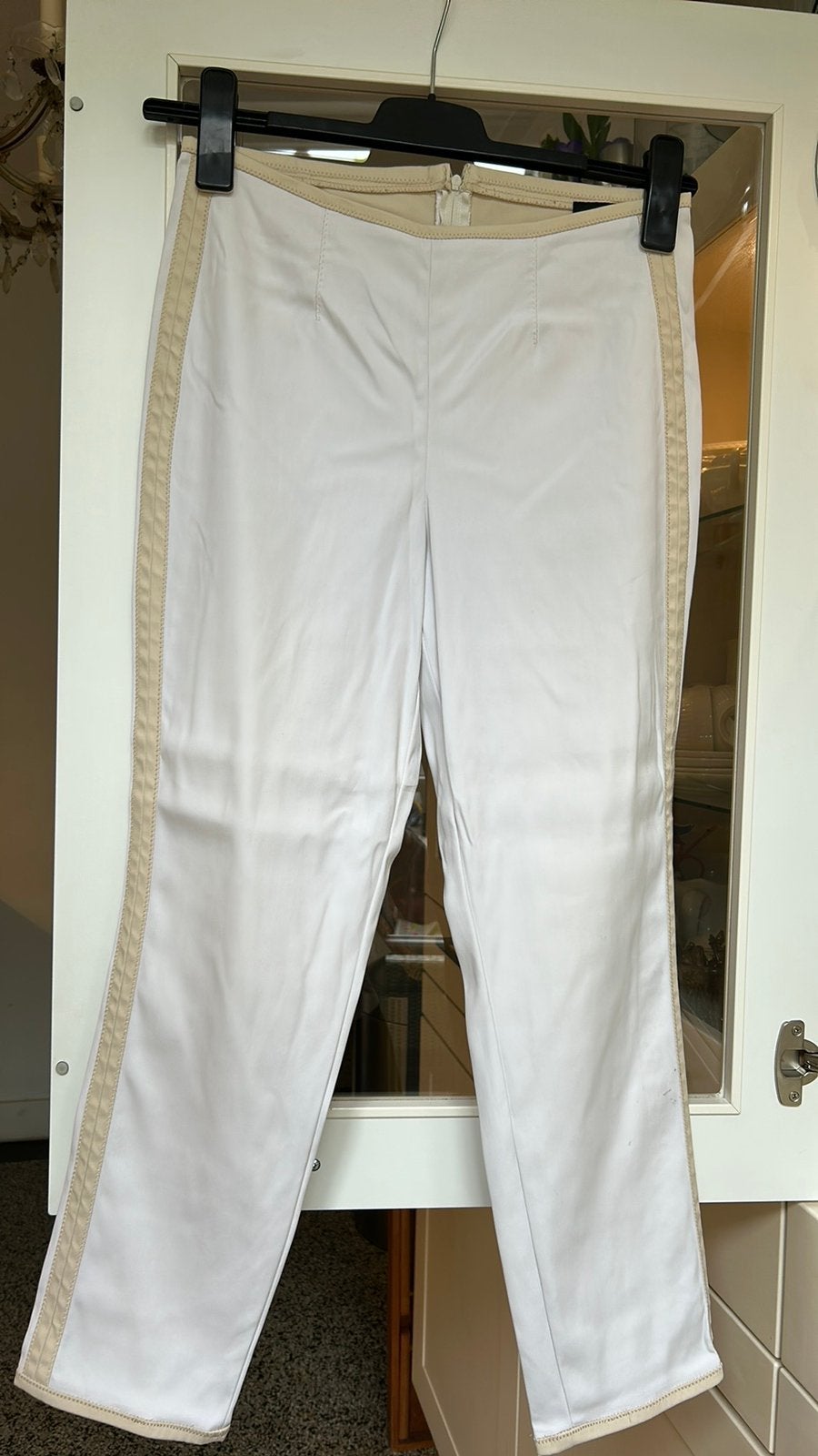 CAMBIO witte stretch broek met crèmekleurige biezen mt S, Wit, Ophalen of Verzenden, Zo goed als nieuw, Maat 36 (S)