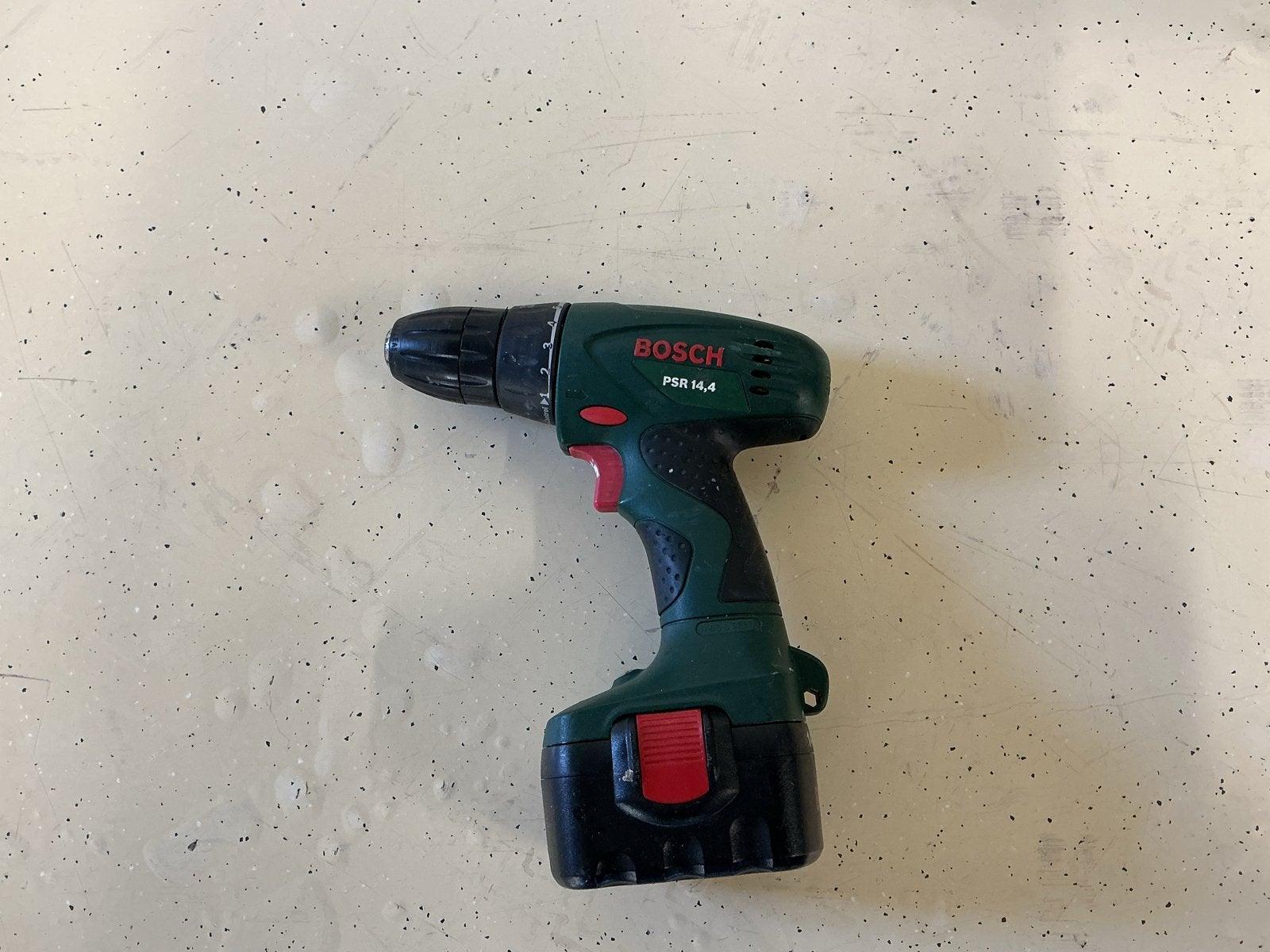 Bosch PSR 14.4 Accuboormachine met koffer en lader, Gebruikt, Variabele snelheid, Ophalen of Verzenden, Boor- en Schroefmachine