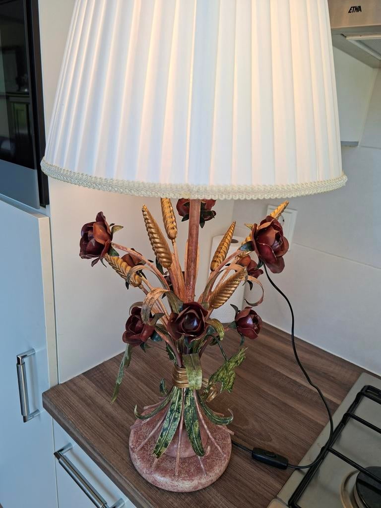 Decoratieve tafellamp met rozen en bladeren, Gebruikt, 50 tot 75 cm, Ophalen of Verzenden, Stof