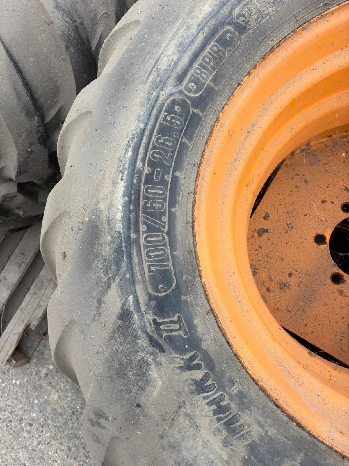 Trelleborg 700/50-26.5 banden met velgen, Ophalen