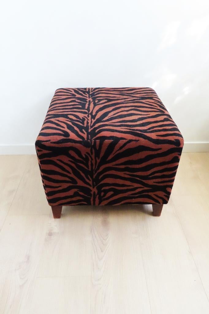 Hocker Poef Bruin Zwart Zebra Print (4756), Huis en Inrichting, Banken | Voetenbanken en Poefen, Ophalen, Zo goed als nieuw, Stof