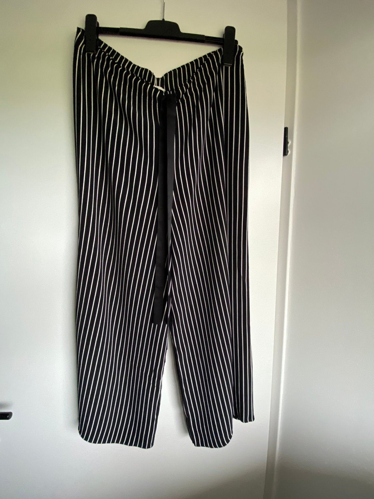 BROEK VANILIA STREEP maat 42, Kleding | Dames, Broeken en Pantalons, Vanilia, Zwart, Maat 42/44 (L), Ophalen of Verzenden
