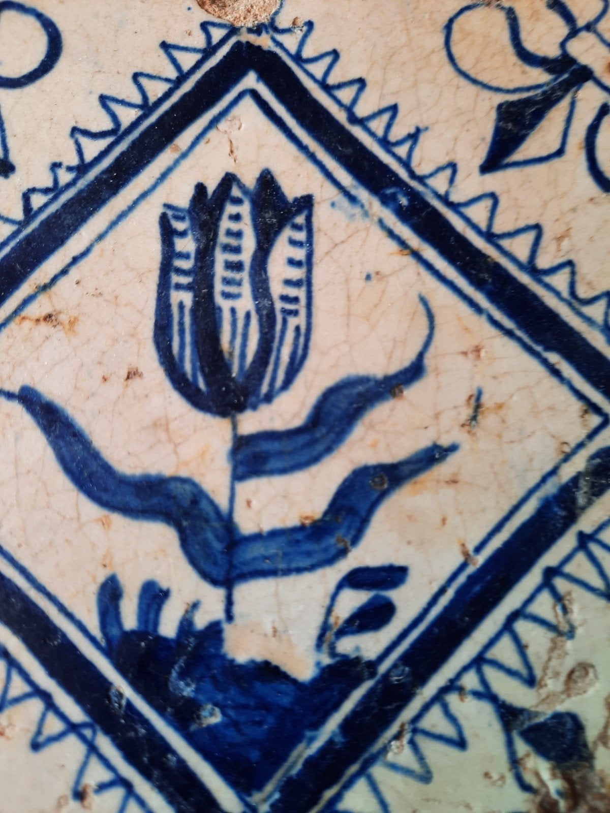 Antieke 17e-eeuwse tegel met tulp motief, Antiek en Kunst, Ophalen of Verzenden
