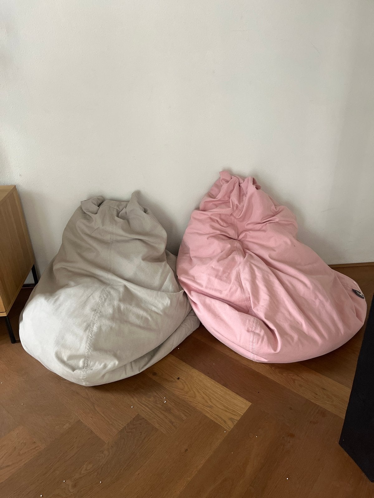Twee Roommate zitzakken: grijs en roze, Ophalen, Gebruikt, Meerkleurig, Zitzak