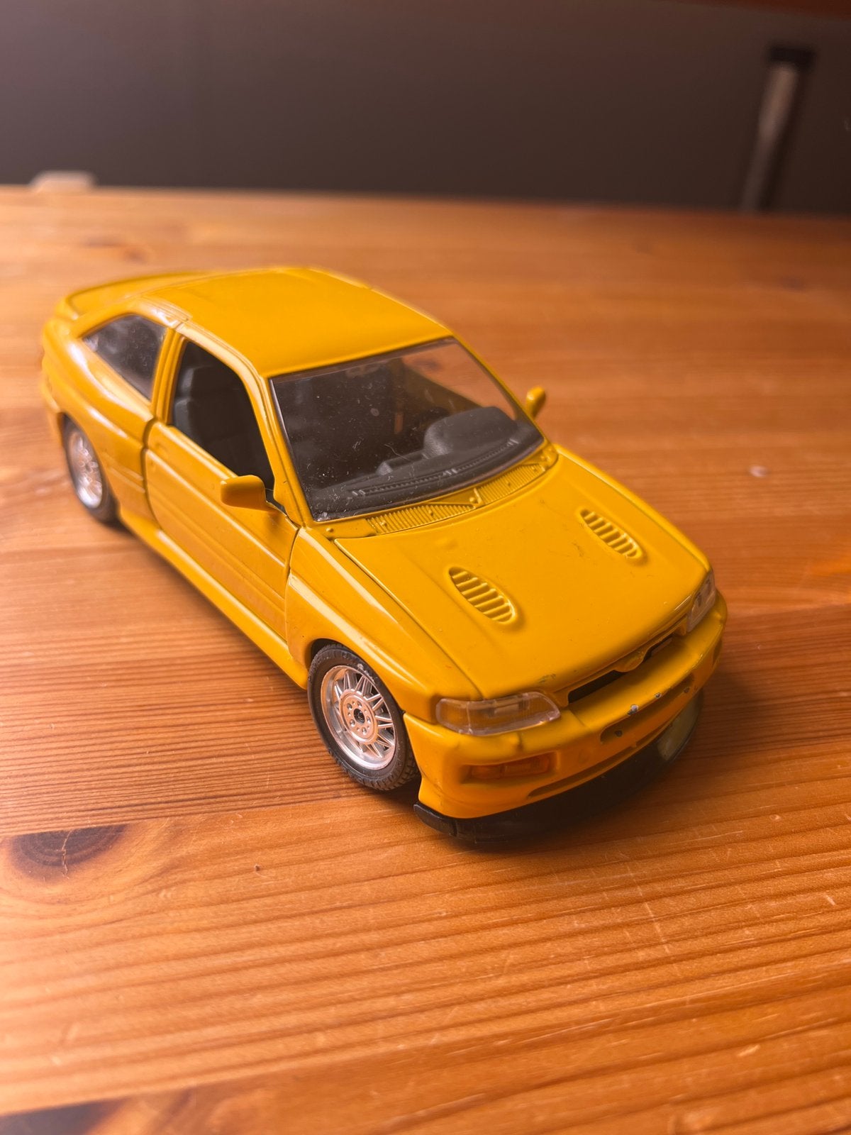 B63 1:24 BBURAGO BURAGO 0143 143 FORD ESCORT RS YELLOW, Verzenden, Gebruikt, Bburago