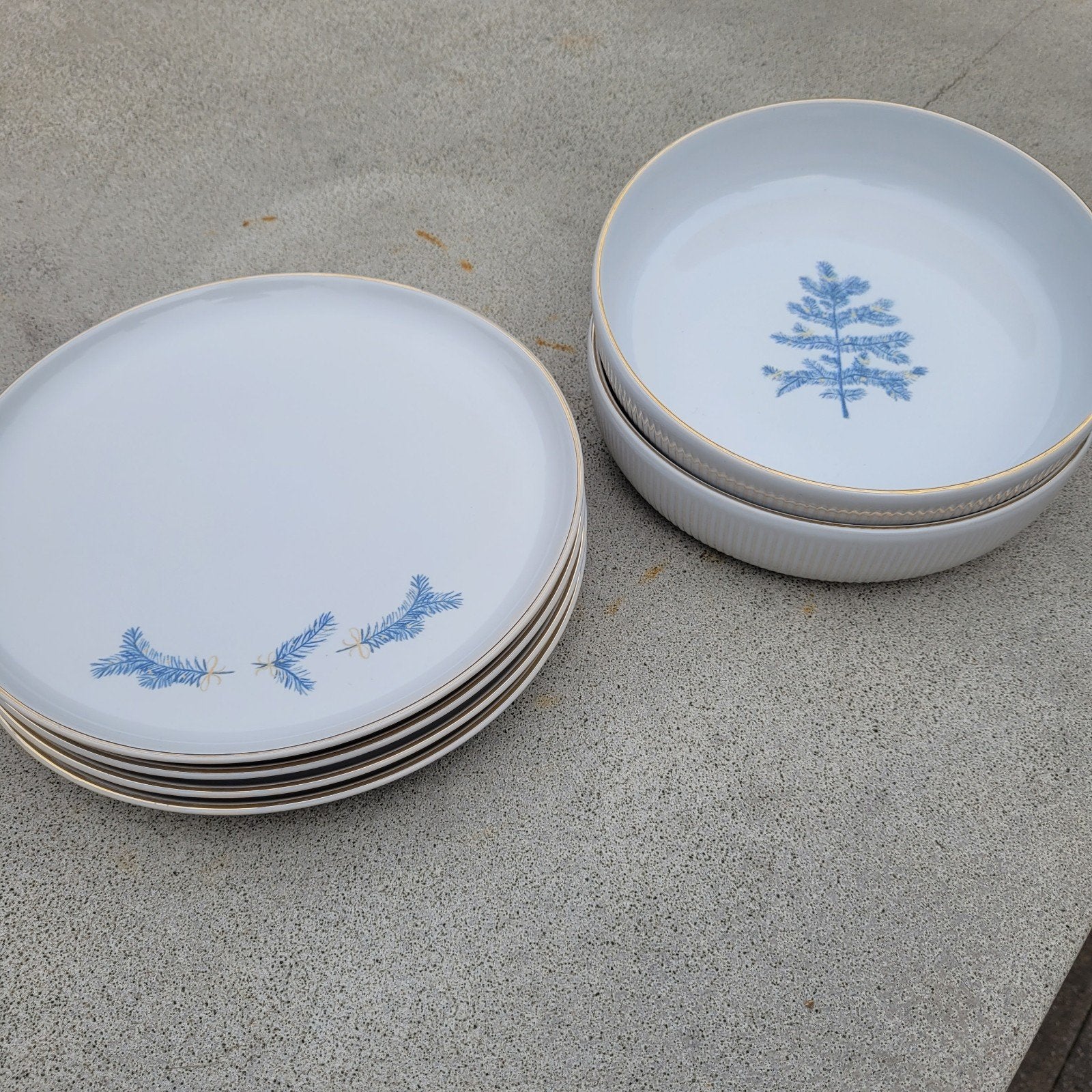 AH Kerst servies: diepe en platte borden met kerstboom, Ophalen, Porselein, Overige stijlen, Bord(en)