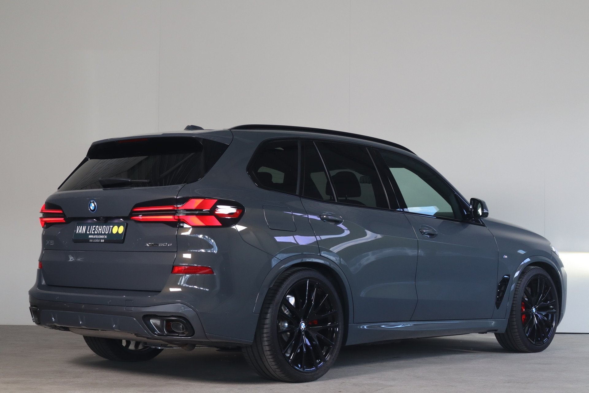 BMW X5 xDrive50e M-Sport Pro Stoel Koel+Mass I Swarovski I I, Auto's, Automaat, Gebruikt, X5, 2395 kg