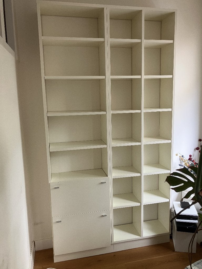 Boekenkast met vakken en laden