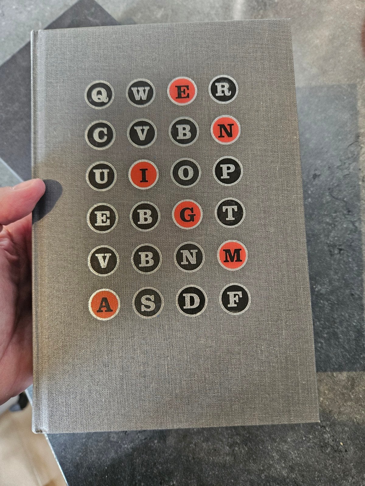 The Folio Society Enigma Hugh Sebag Montefiore 2005, Boeken, Ophalen of Verzenden, Tweede Wereldoorlog, Gelezen, Algemeen