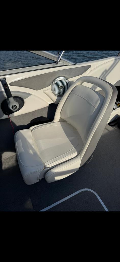 Kapiteinsstoel Bayliner 185 met gescheurde onderplaat, Watersport en Boten, Ophalen, Gebruikt, Interieur en Kussens