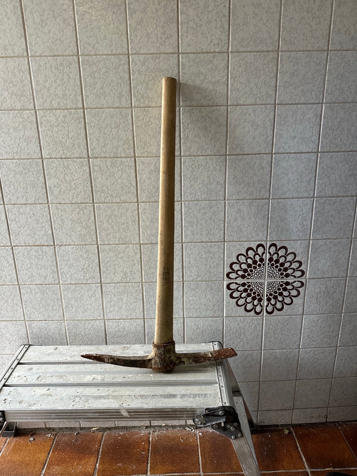 Oude pikhouweel en voorhamer met houten steel, Doe-het-zelf en Verbouw, Ophalen, Gebruikt, Hamer, Overige merken