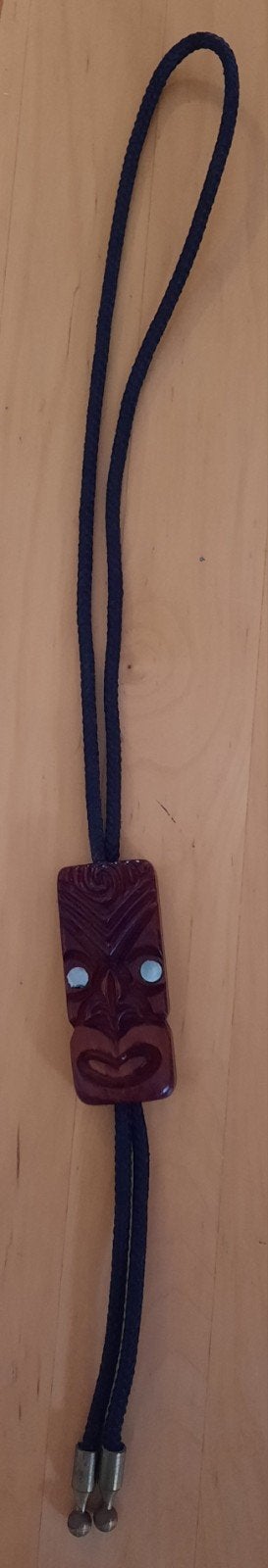 Bolo Tie met Houten Tiki Masker Hanger, Gebruikt, Bruin, Ophalen of Verzenden, Overige materialen
