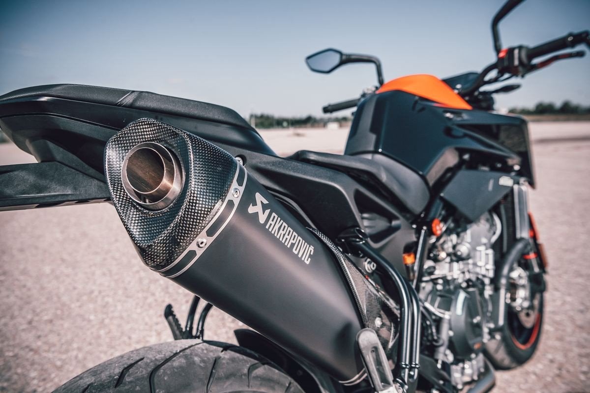 Gezocht: KTM Duke 890 Akrapovic uitlaat / slip on, Motoren, Onderdelen | Overige, Ophalen