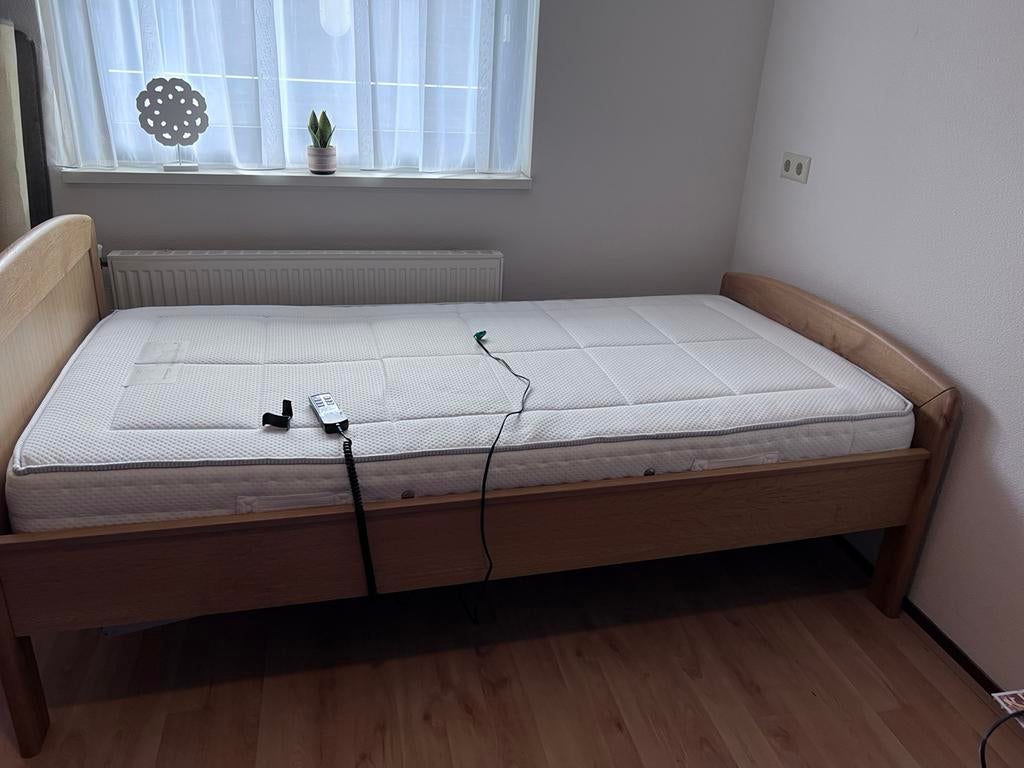 Elektrisch Seniorenbed 100x200, Ophalen, Eenpersoons, Beige, Zo goed als nieuw
