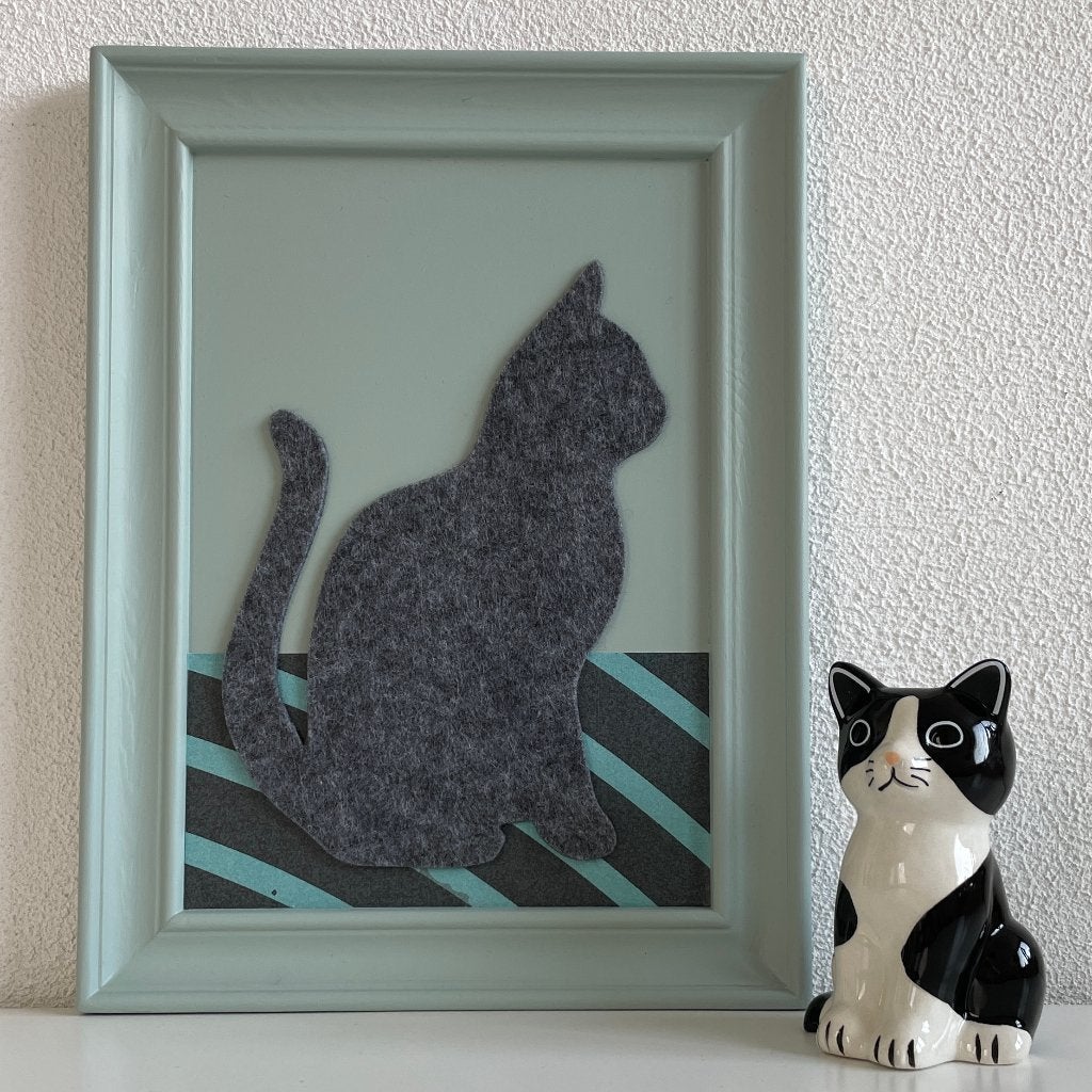 Schilderij van een zittend katje van vilt - maat: 36 X 27 cm, Minder dan 50 cm, Oorspronkelijke maker, Nieuw, Ophalen of Verzenden