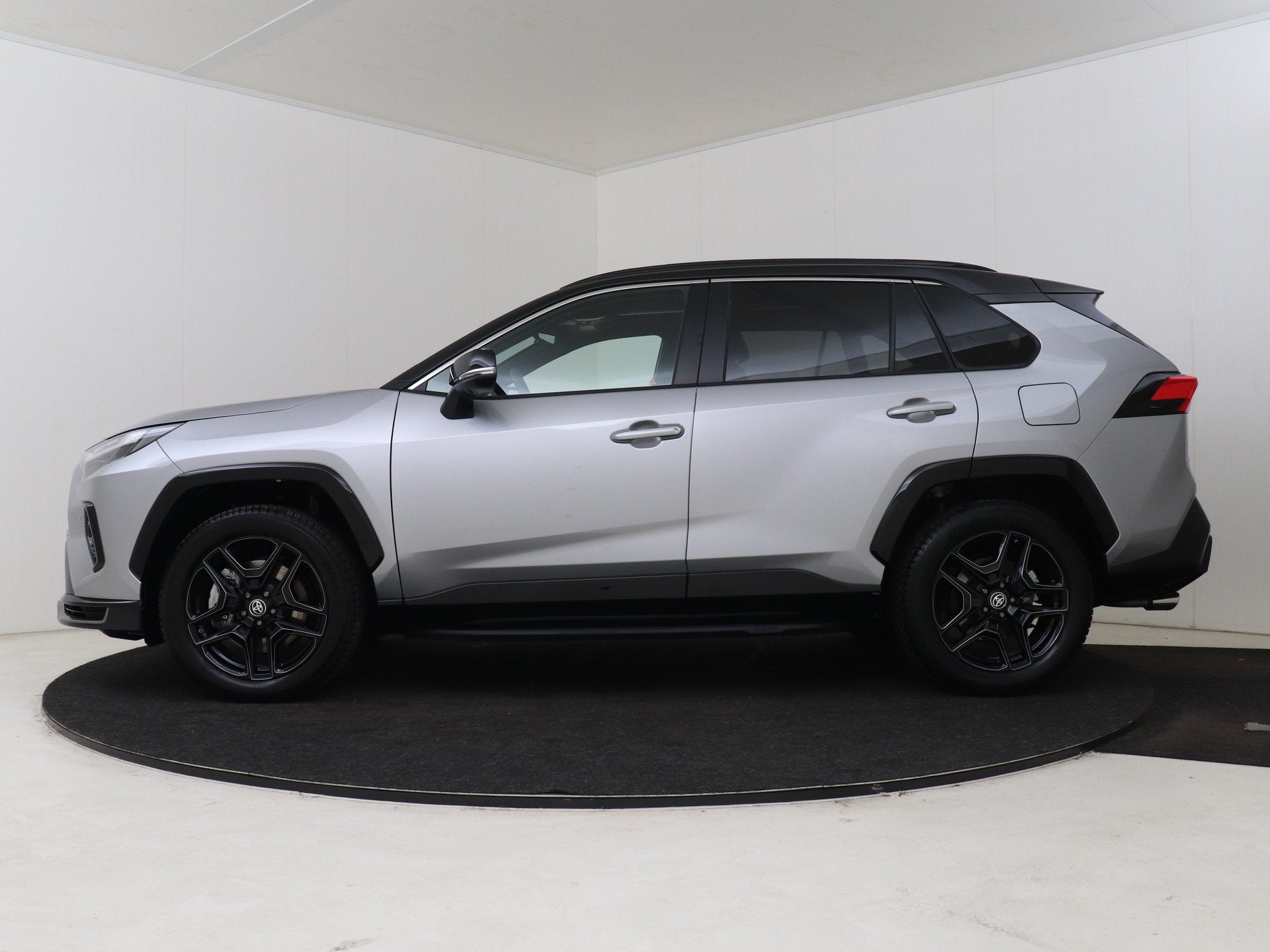 Toyota RAV4 2.5 Plug-in Hybrid AWD GR SPORT (bj 2025), Auto's, Toyota, Automaat, 12 maanden, 4 cilinders, Leder en Stof