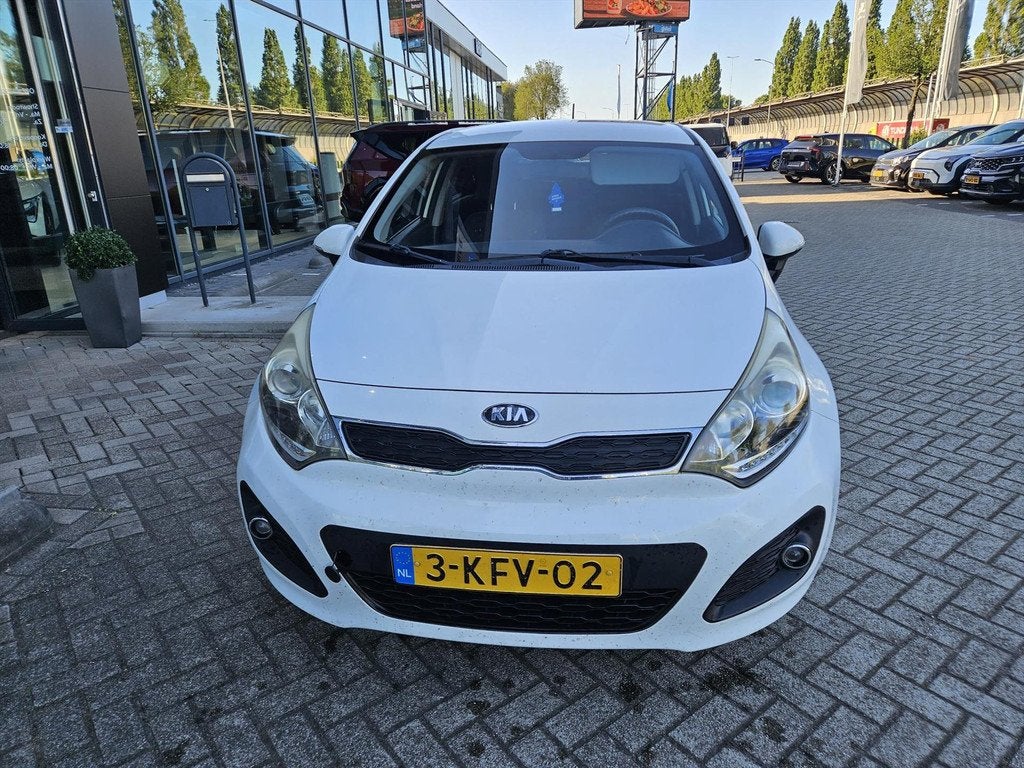 KIA Rio 1.2 CVVT 85pk Comfort Pack Airco/ Navi/ Katalysator, Auto's, Kia, 21 km/l, Euro 5, Zwart, Wit