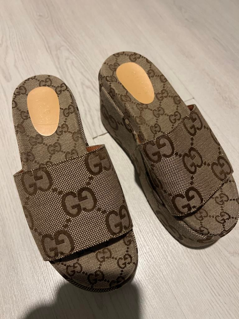 Gucci Slippers met Platformzool, Kleding | Dames, Schoenen, Ophalen of Verzenden, Zo goed als nieuw, Bruin, Slippers