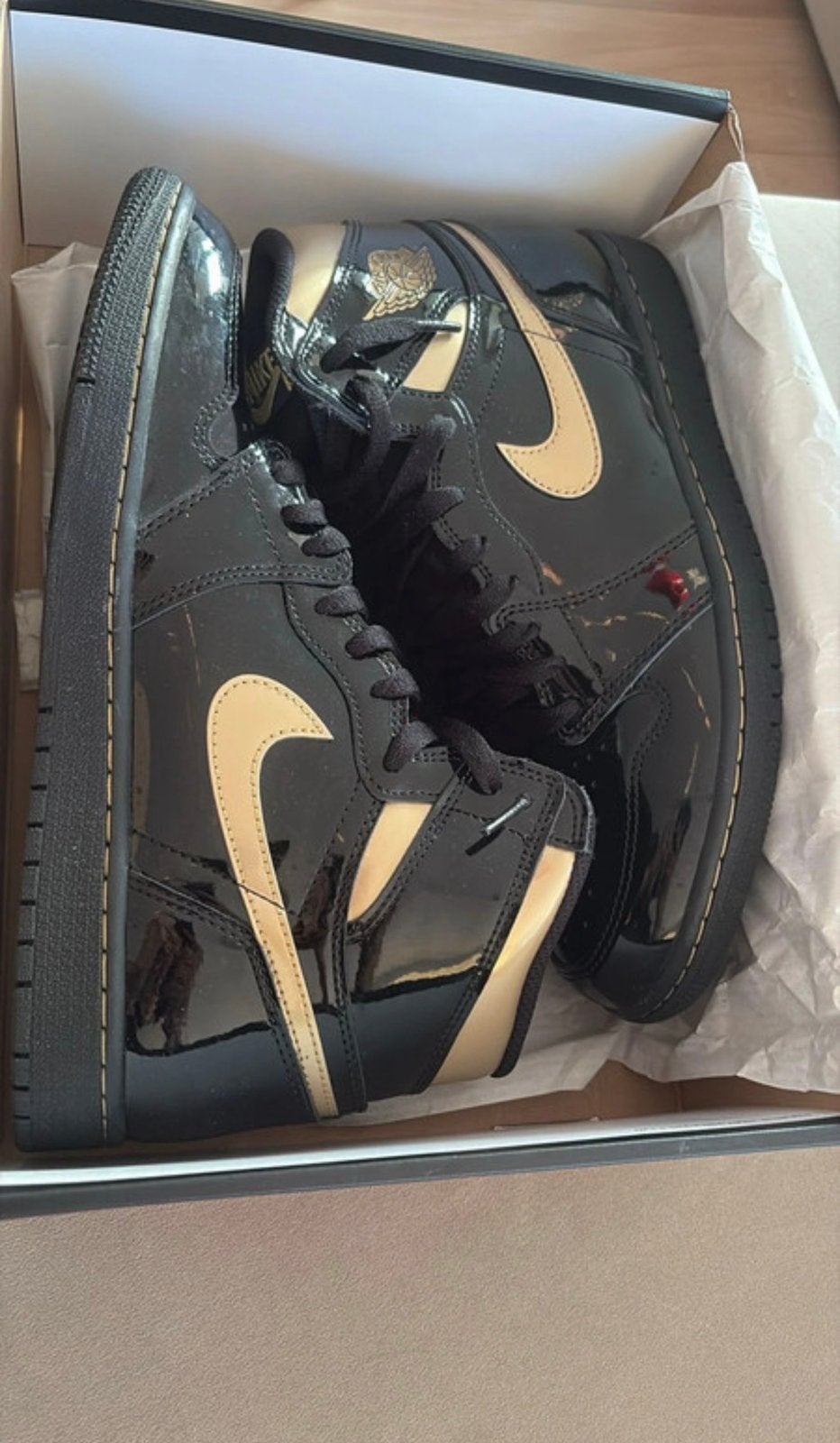 Air Jordan 1 Retro High OG “Black Metallic Gold maat 44, Ophalen of Verzenden, Zo goed als nieuw, Zwart