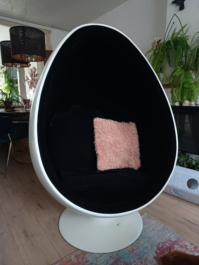 Eierstoel / Egg Chair - Wit met Zwart Interieur, Huis en Inrichting, Ophalen, Stof, Gebruikt, Wit