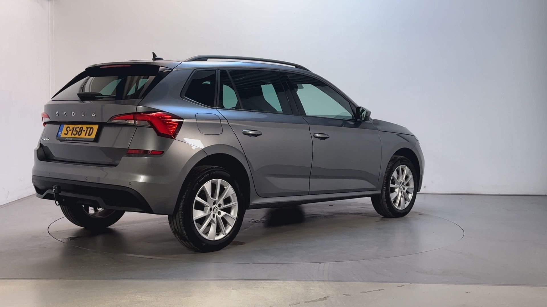 Skoda Kamiq 1.0 TSI 110pk DSG Sport Business Adaptive Cruise, Auto's, Dealer onderhouden, Stof, Gebruikt, Met garantie (alle)