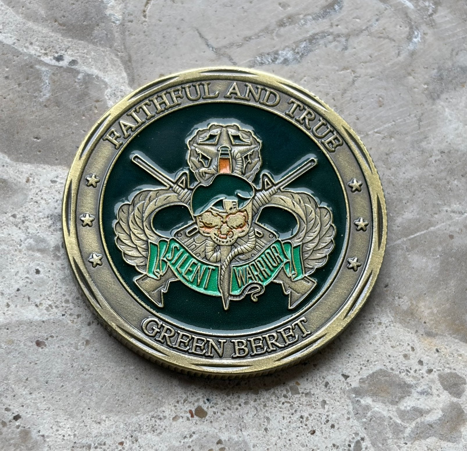 US Army special forces green beret coin, Ophalen of Verzenden, Landmacht, Amerika, Embleem of Badge