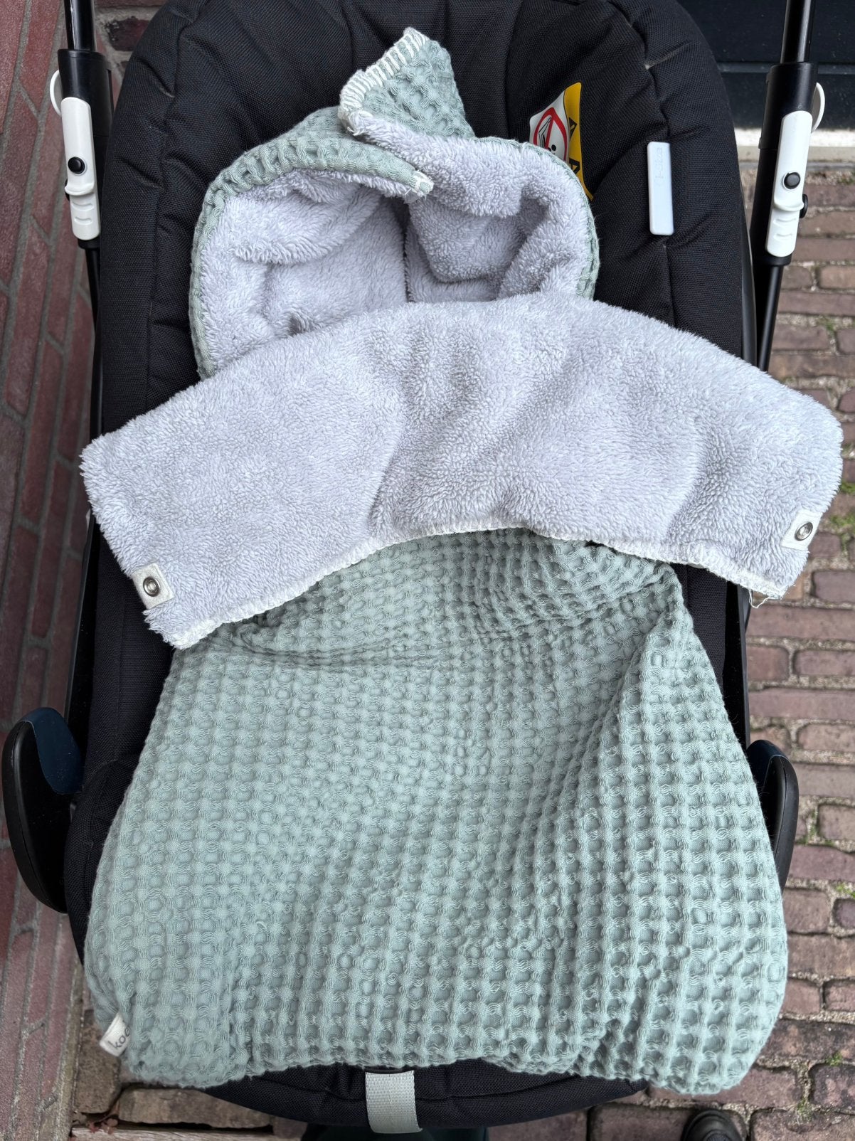 Koeka Voetenzak Autostoel, wafel/Teddy Oslo, oud groen, Kinderen en Baby's, Overige merken, Autogordel, Ophalen of Verzenden, Zo goed als nieuw