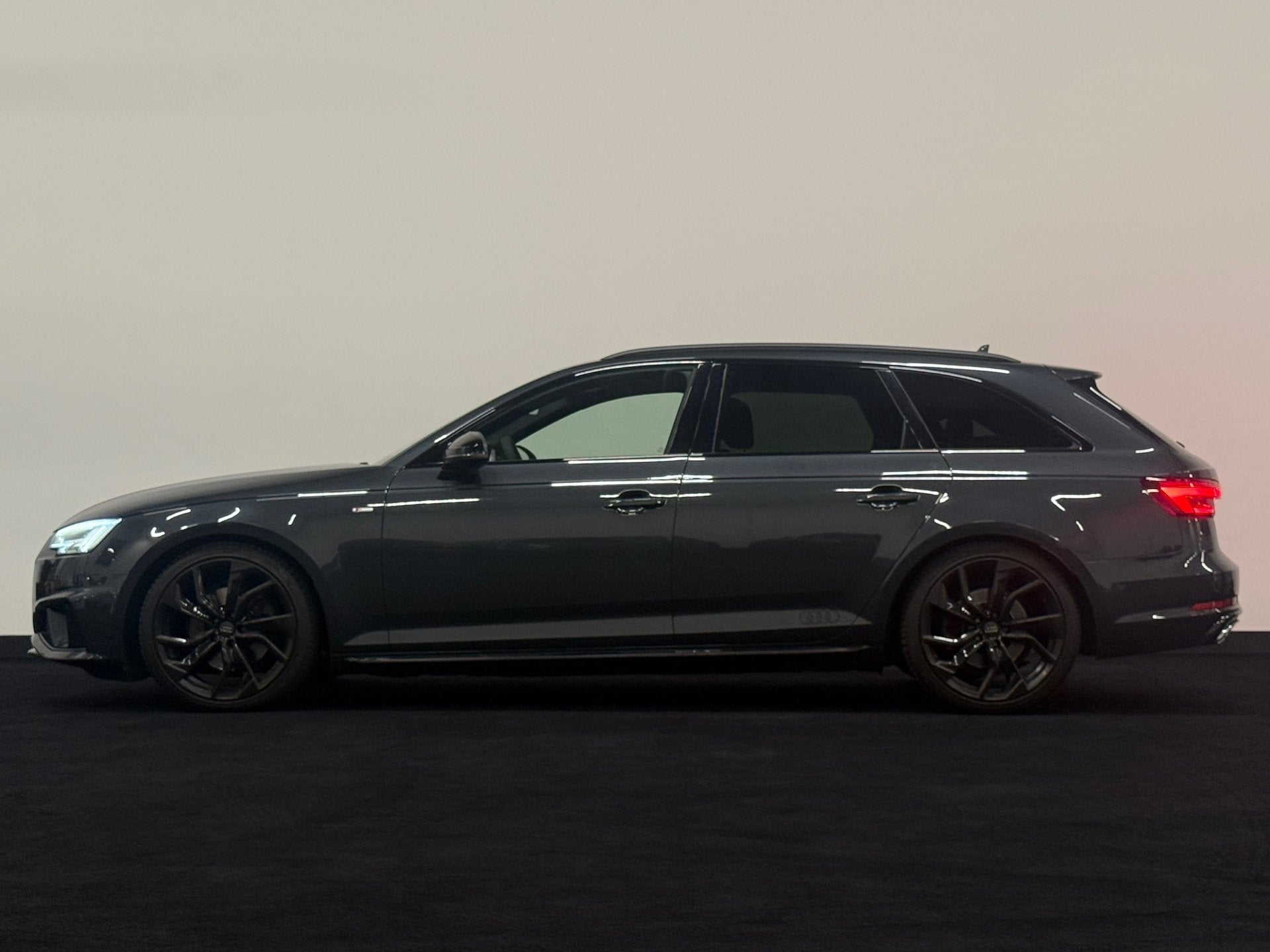 Audi A4 Avant 40 TFSI 190 PK S line black edition Headup Tre, Auto's, Stof, Gebruikt, A4, Origineel Nederlands