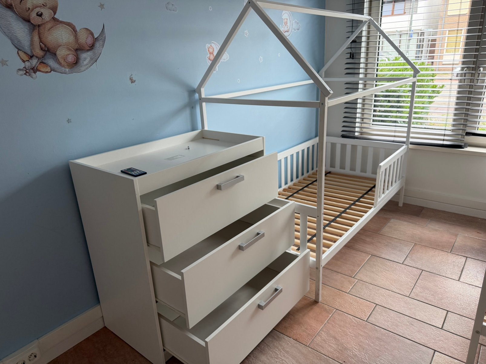 Kinderbedden met een commode