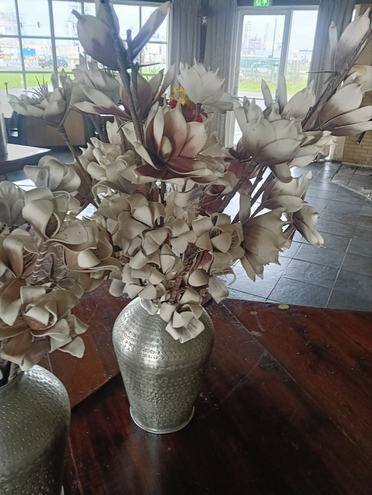 Set van 2 vazen met kunstbloemen, Ophalen, Binnen, Gebruikt, Inclusief kunstbloemen