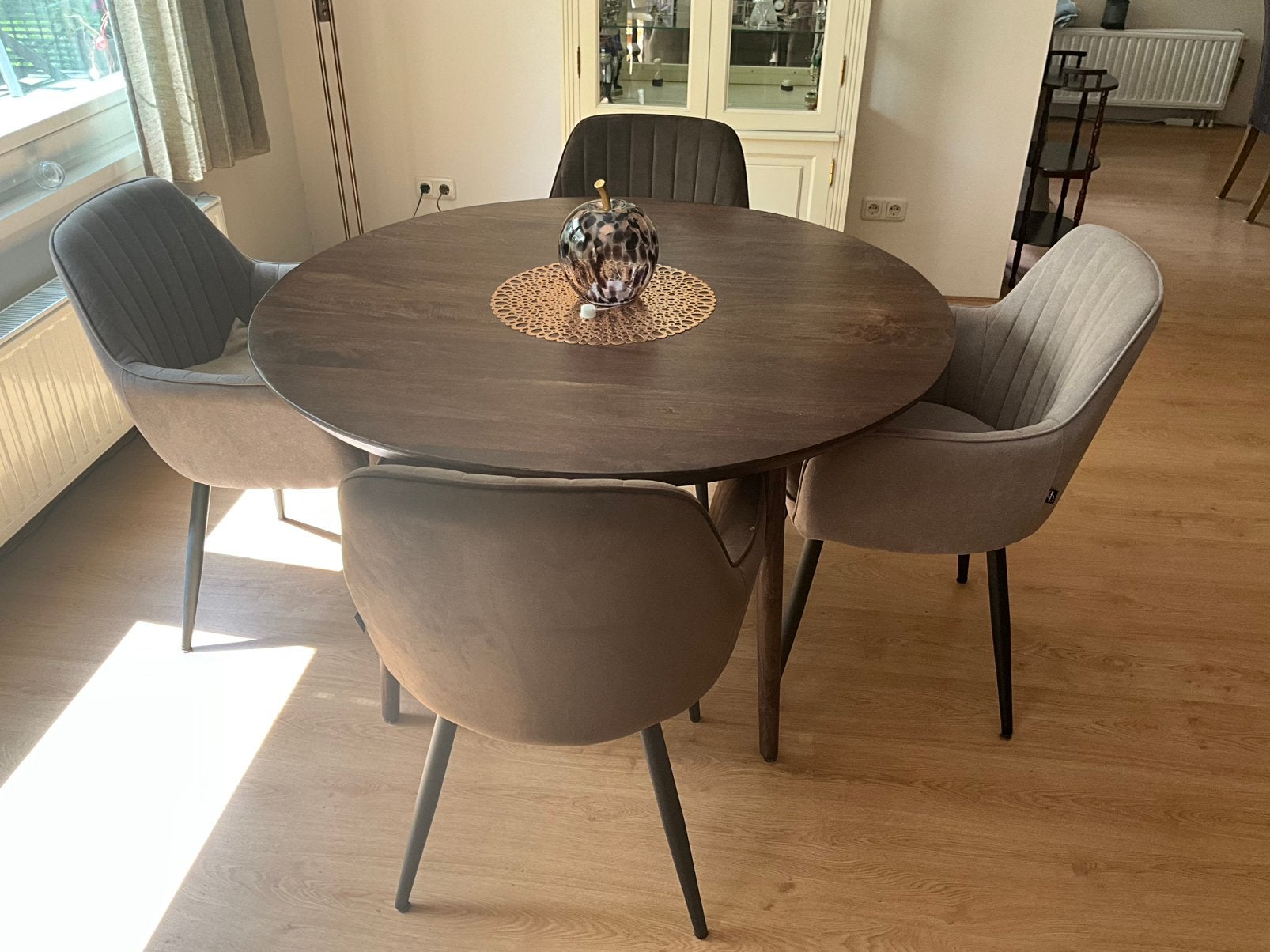 Ronde eettafel met 4 clubs 2x khaki 2 x bruin, Ophalen, Rond, Overige houtsoorten, 100 tot 150 cm