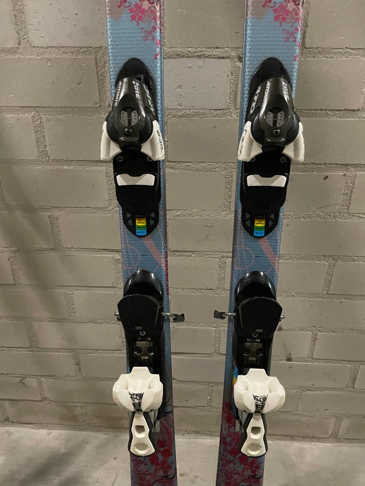 Atomic Ski's met bindingen en Fischer skitas, Sport en Fitness, Skiën en Langlaufen, Ophalen, 160 tot 180 cm, Gebruikt, Atomic