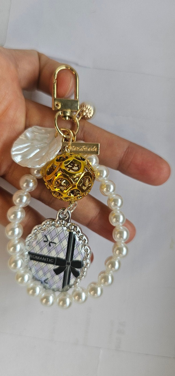 Sleutelhanger met parels en 'Romantic' bedel, Ophalen of Verzenden, Nieuw, Overige typen