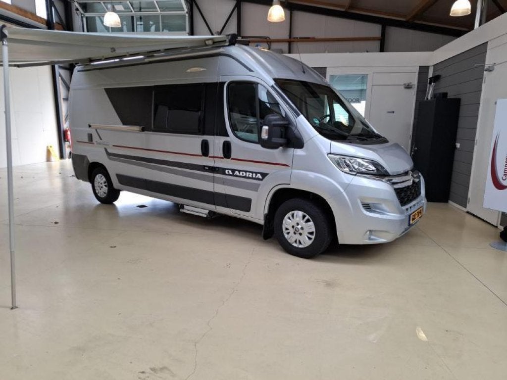 2018 Adria Twin 600SPT Platinum 160PK Vastbed Airco 92093Km, Caravans en Kamperen, Campers, Luifel, Buscamper of Camperbus, Bedrijf