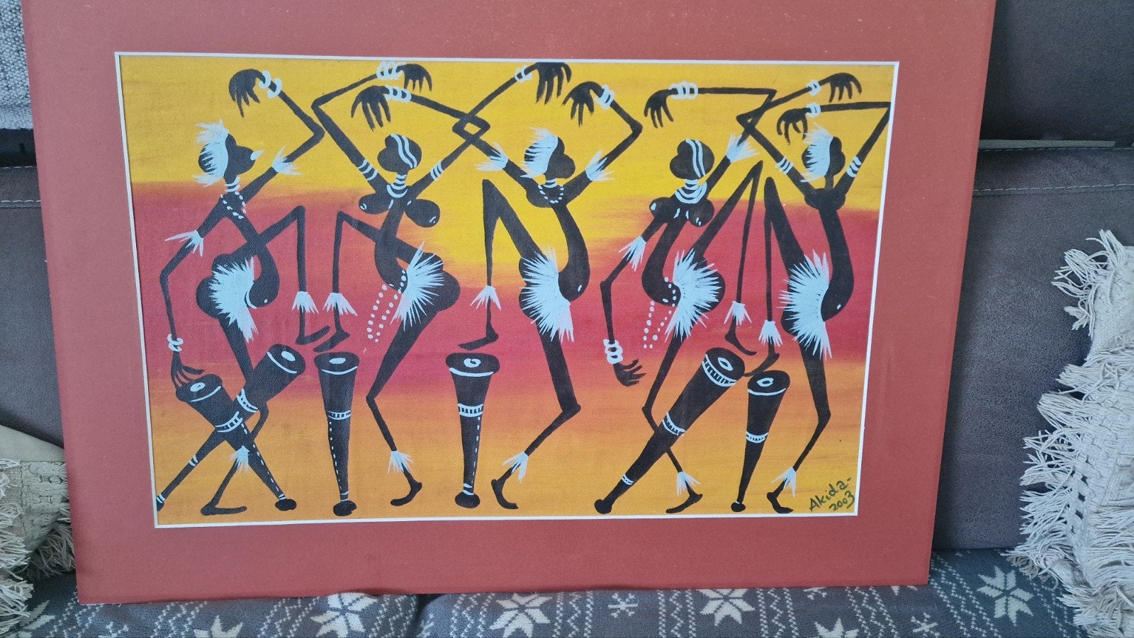 Akida 2003 -Afrikaans schilderij met dansende figuren, Antiek en Kunst, Oranje, Schilderij, Afrika, Ophalen of Verzenden