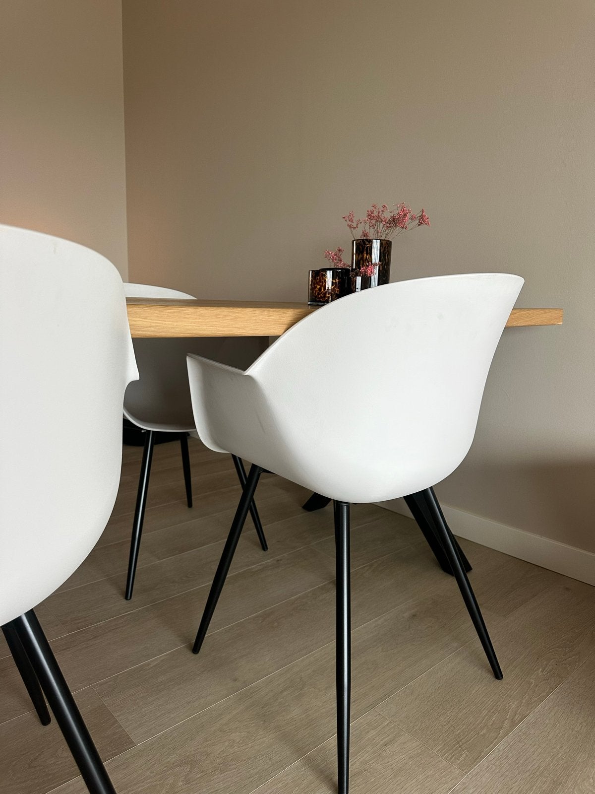 4x Witte kuipstoelen met zwarte poten, Huis en Inrichting, Stoelen, Ophalen, Kunststof, Wit, Zo goed als nieuw
