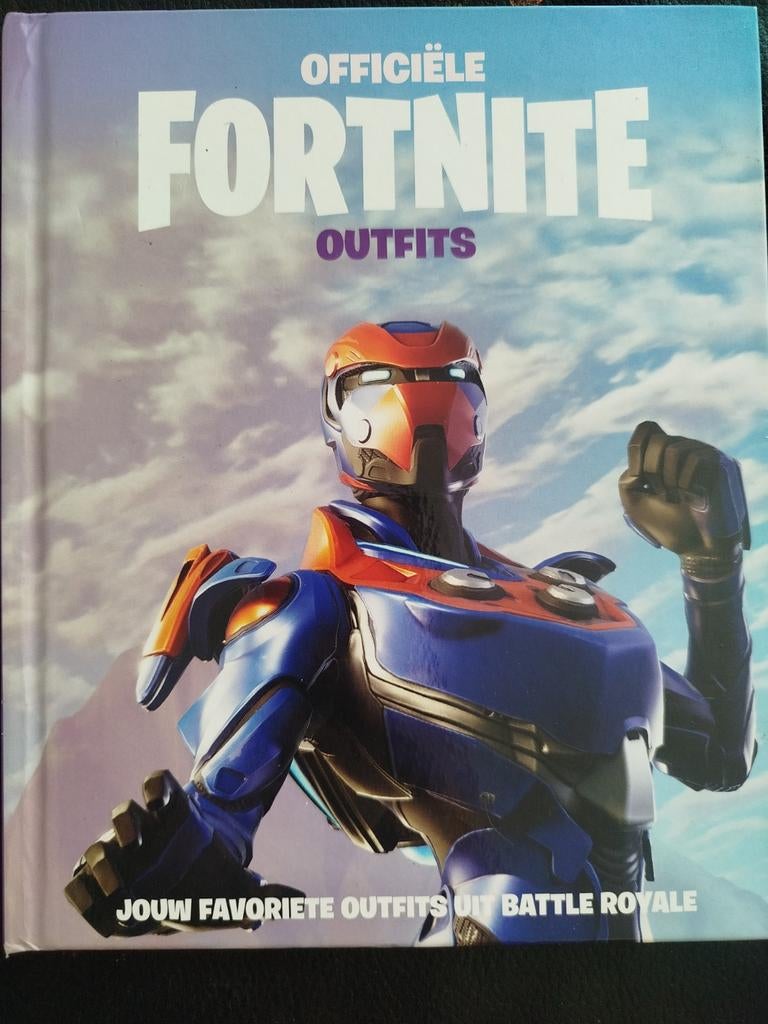 FORTNITE OFFICIËLE OUTFITS BATTLE ROYALE HARDCOVER, Ophalen of Verzenden, Zo goed als nieuw, Epic Games, Non-fictie