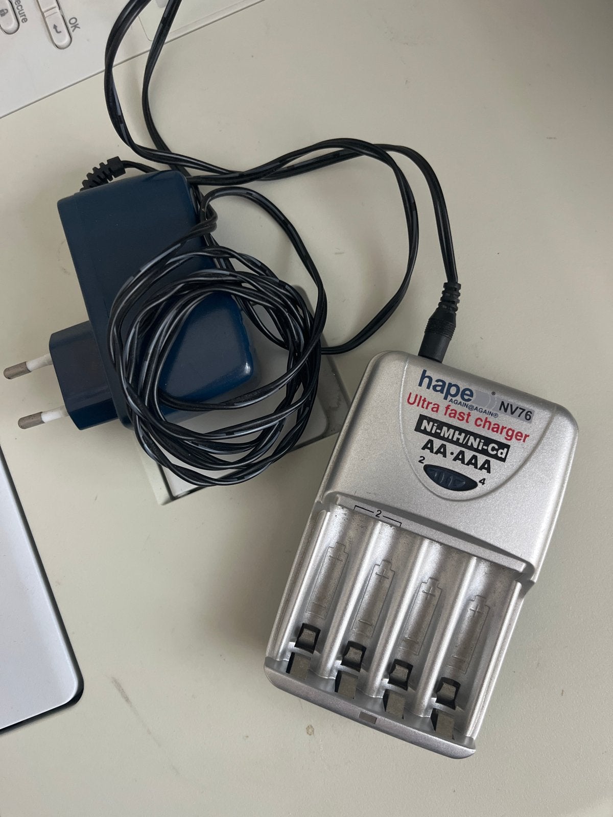 Hape NV76 Ultra Fast Oplader voor AA/AAA batterijen, Ophalen of Verzenden, Gebruikt