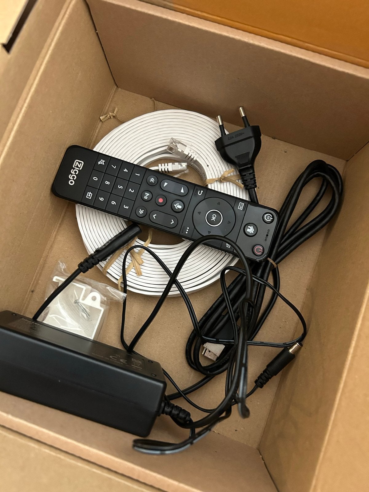 Mediabox met afstandsbediening en kabel (Ziggo), Ophalen of Verzenden, Gebruikt, Decoder