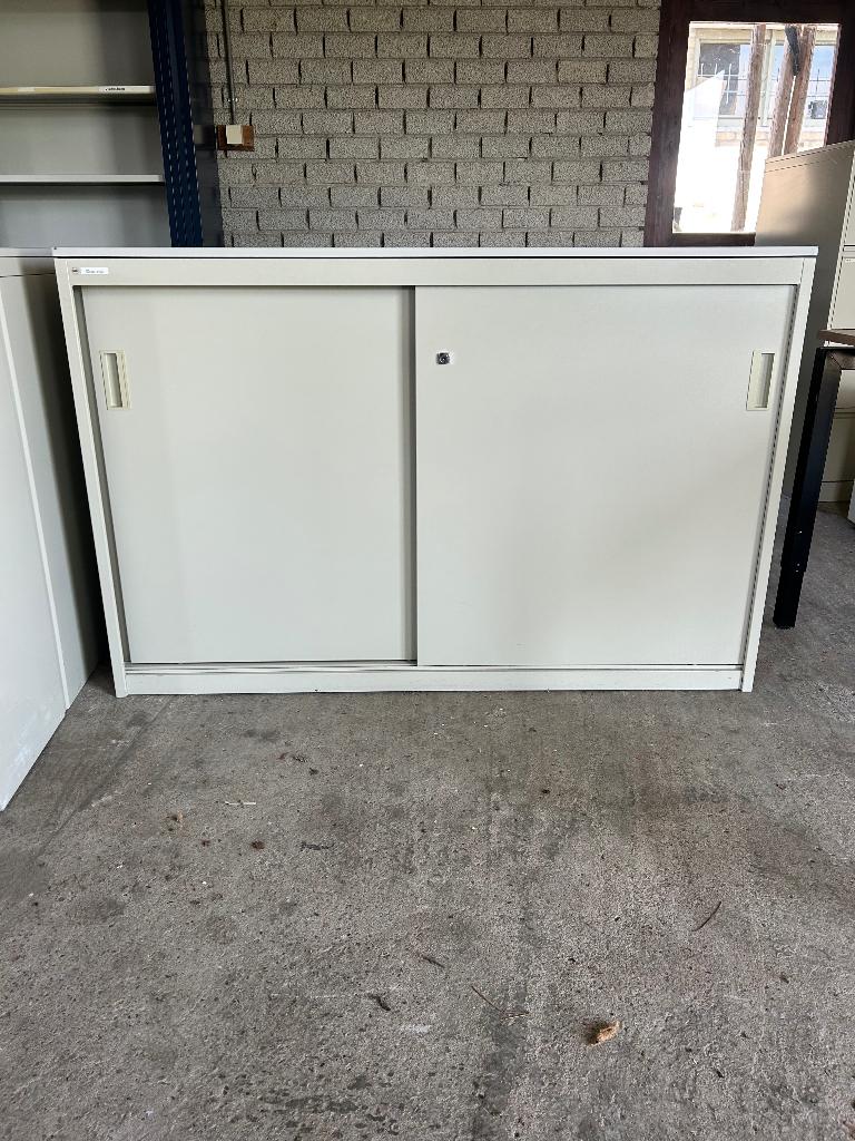 Schuifdeur- en roldeurkasten middelhoog, Ophalen, Kunststof, Gebruikt, 100 tot 150 cm
