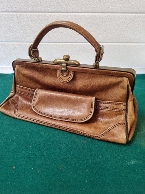 -	Handtas doktersmodel jaren 50/60, Sieraden, Tassen en Uiterlijk, Ophalen of Verzenden, 'T Olde Gre-j, Info@toldegrej.nl, Endepoelstraat 20f Didam