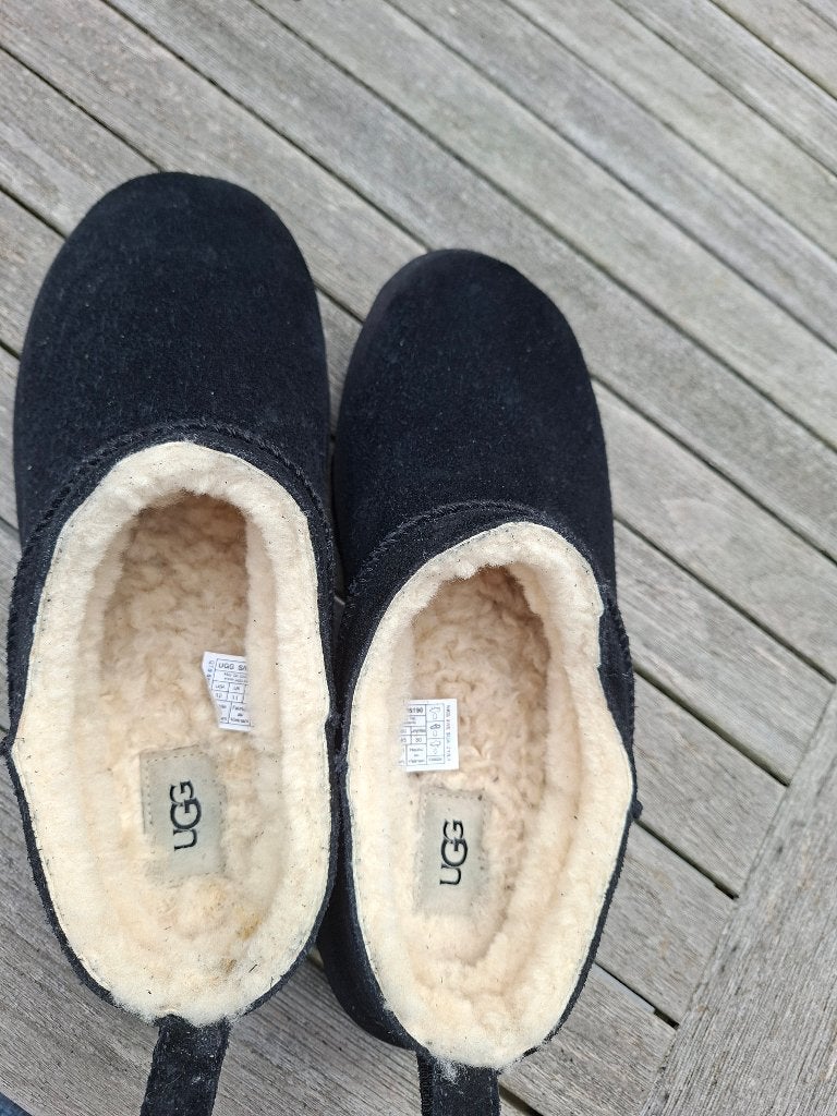 ugg sloffen heren zwart maat 45, Zwart, Ophalen of Verzenden, Zo goed als nieuw, Pantoffels of Sloffen