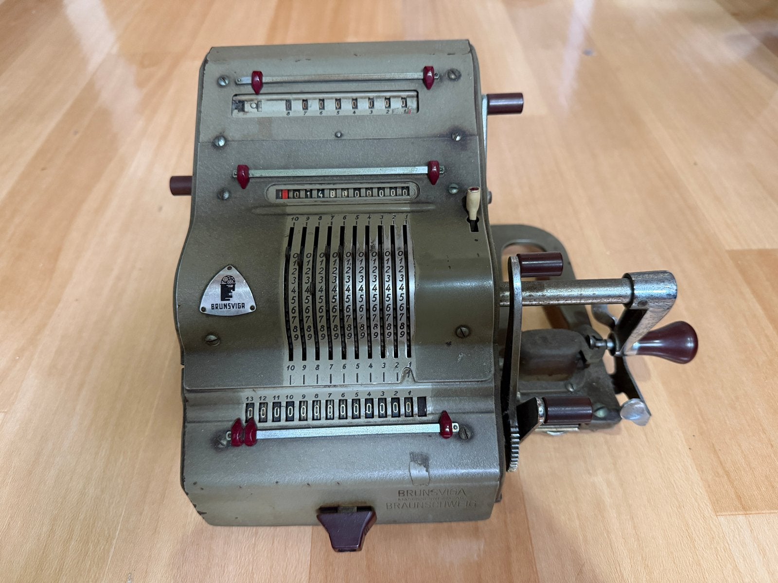 Mechanische rekenmachine Brunsviga, Ophalen